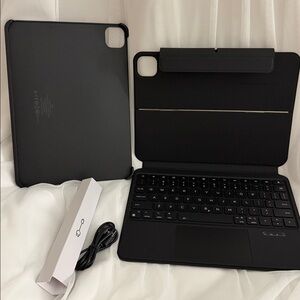 ESR IPAD CASE with Keyboard (iPad 11 Pro 1/2/3 gen)